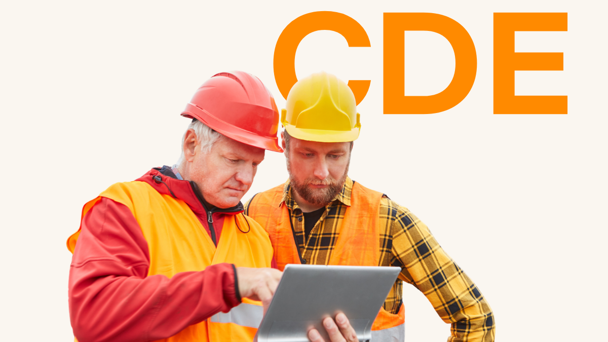 Platforma CDE w budownictwie — dwóch inżynierów na budowie przegląda dokumentację projektową na tablecie, w tle duży napis CDE (Common Data Environment)