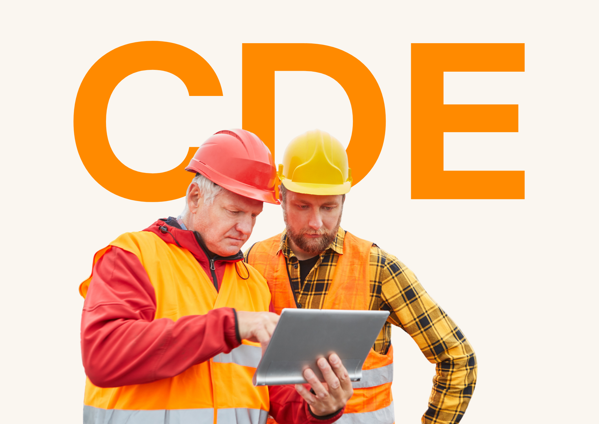 Platforma CDE w budownictwie — dwóch inżynierów na budowie przegląda dokumentację projektową na tablecie, w tle duży napis CDE (Common Data Environment)