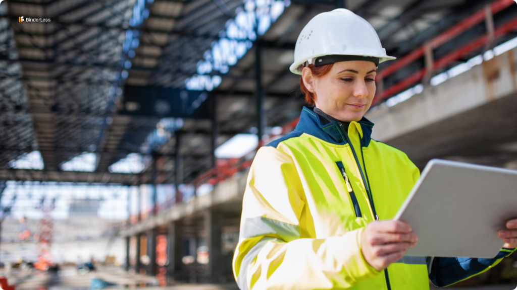 Inspektor nadzoru budowlanego weryfikuje dokumentację i wnioski materiałowe na tablecie na placu budowy