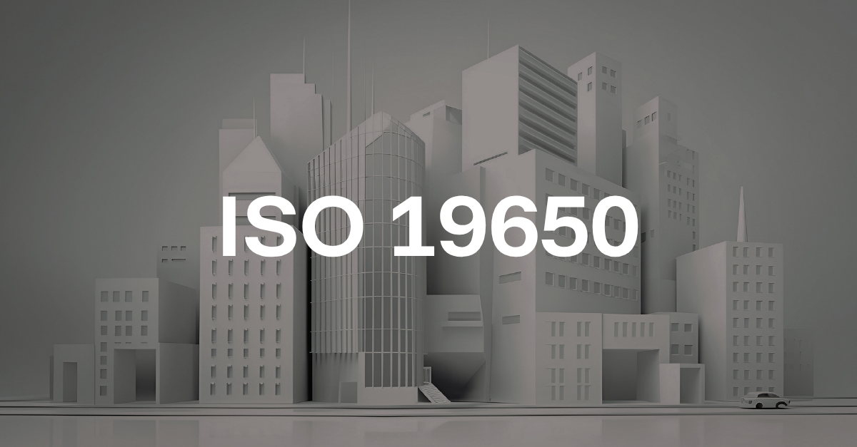 Grafika 3D przedstawiająca panoramę miasta z drapaczami chmur i napisem "ISO 19650", symbolizująca aktualizację międzynarodowej normy zarządzania informacją w procesach BIM w branży budowlanej.